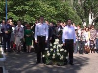 Скорбная акция у памятника погибшим детям Луганщины