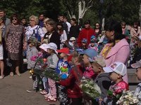 Скорбная акция у памятника погибшим детям Луганщины