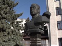 Возложение цветов к памятникам выдающимся луганчанам в День города