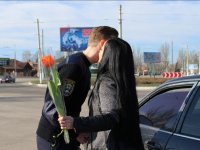 Полицейские и студенты столичной академии поздравили женщин с 8 Марта